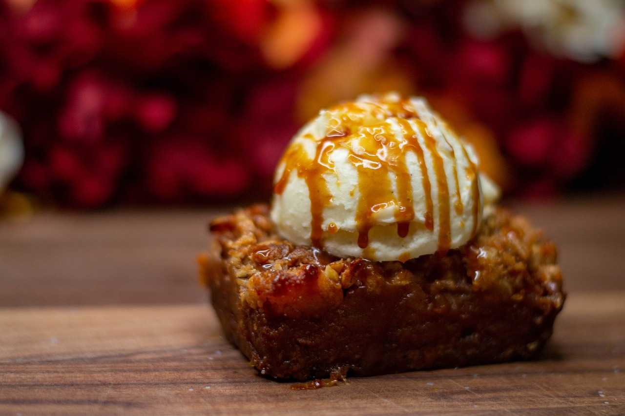 Caramel apple crisp